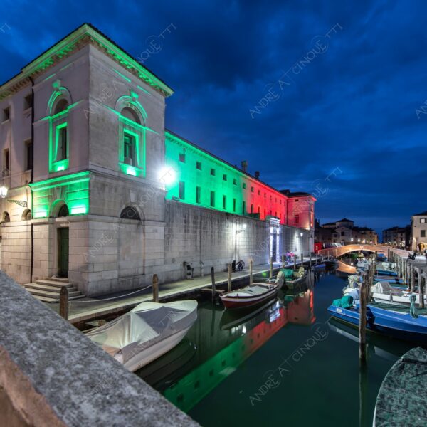 chioggia ponte bridge canale channel canal barca boat ship mercato market nuvole clouds borgo village borough antico ancient blue hour riflessi reflections