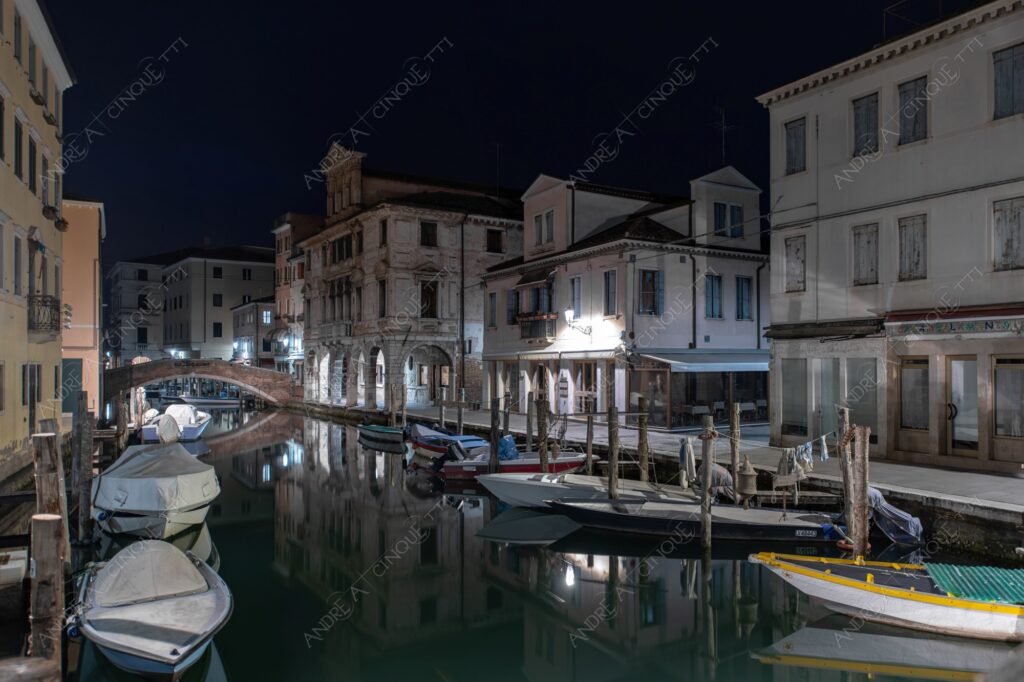 chioggia ponte bridge canale channel canal barca boat ship mercato market nuvole clouds borgo village borough antico ancient riflessi reflections