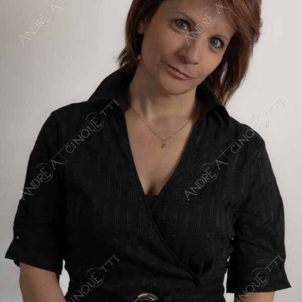 modella model fashion donna woman fotoshooting photoshoot servizio fotografico contrasto contrastato contrast contrasted chiaro scuro light dark ombre shadows ritratto portrait studio photography