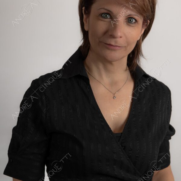 modella model fashion donna woman fotoshooting photoshoot servizio fotografico contrasto contrastato contrast contrasted chiaro scuro light dark ombre shadows ritratto portrait studio photography
