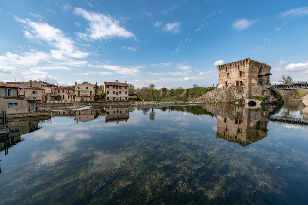borghetto sul mincio fiume river lago lake ponte bridge torre tower borgo village borough antico ancient riflessi reflections mirror specchio paesaggio landscape
