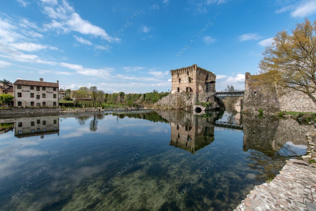 borghetto sul mincio fiume river lago lake ponte bridge torre tower borgo village borough antico ancient riflessi reflections mirror specchio paesaggio landscape