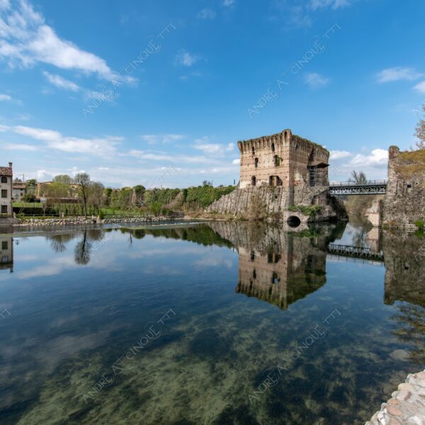 borghetto sul mincio fiume river lago lake ponte bridge torre tower borgo village borough antico ancient riflessi reflections mirror specchio paesaggio landscape
