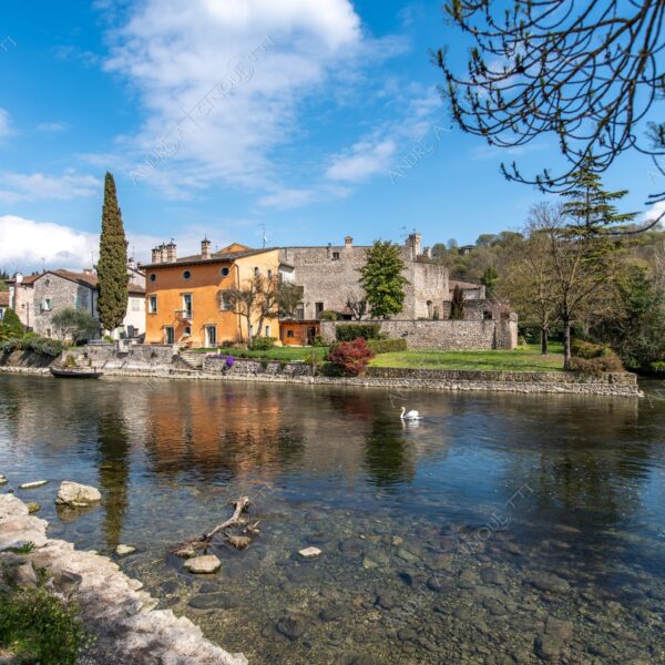 borghetto sul mincio fiume river lago lake ponte bridge torre tower borgo village borough antico ancient reflections paesaggio landscape cigno swan