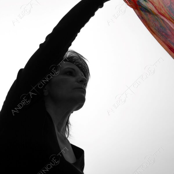 modella model fashion donna woman fotoshooting photoshoot servizio fotografico contrasto contrastato contrast contrasted chiaro scuro light dark ombre shadows ritratto portrait studio photography foulard scarf waving agitando