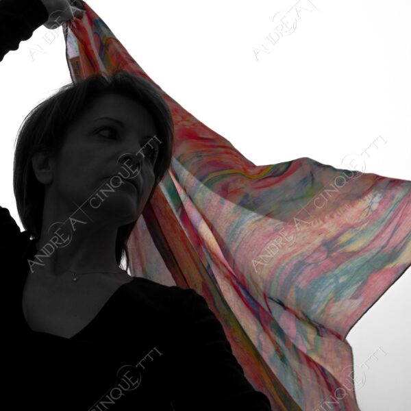 modella model fashion donna woman fotoshooting photoshoot servizio fotografico contrasto contrastato contrast contrasted chiaro scuro light dark ombre shadows ritratto portrait studio photography foulard scarf waving agitando