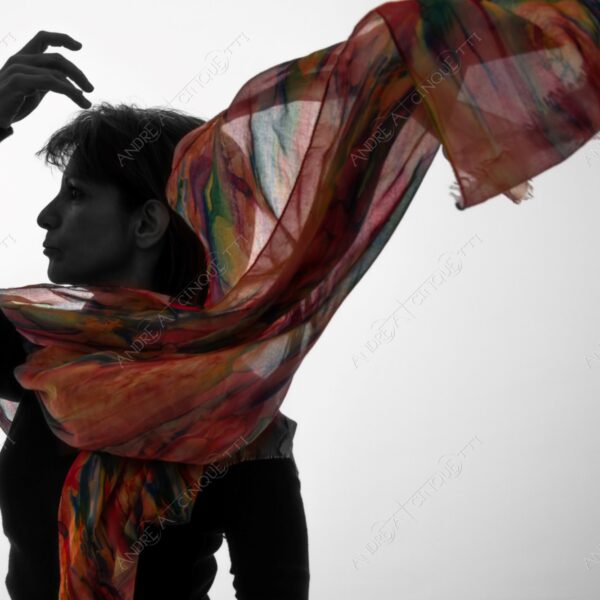 modella model fashion donna woman fotoshooting photoshoot servizio fotografico contrasto contrastato contrast contrasted chiaro scuro light dark ombre shadows ritratto portrait studio photography foulard scarf waving agitando