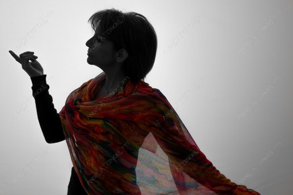 modella model fashion donna woman fotoshooting photoshoot servizio fotografico contrasto contrastato contrast contrasted chiaro scuro light dark ombre shadows ritratto portrait studio photography foulard scarf waving agitando