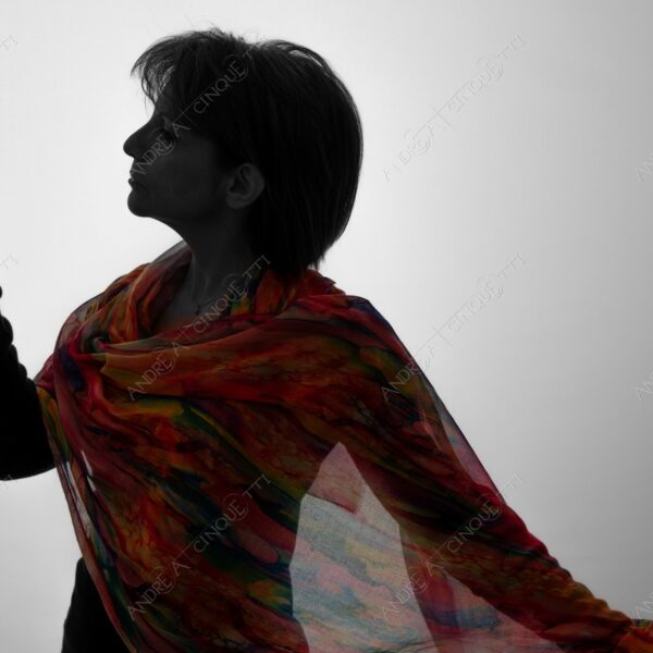 modella model fashion donna woman fotoshooting photoshoot servizio fotografico contrasto contrastato contrast contrasted chiaro scuro light dark ombre shadows ritratto portrait studio photography foulard scarf waving agitando