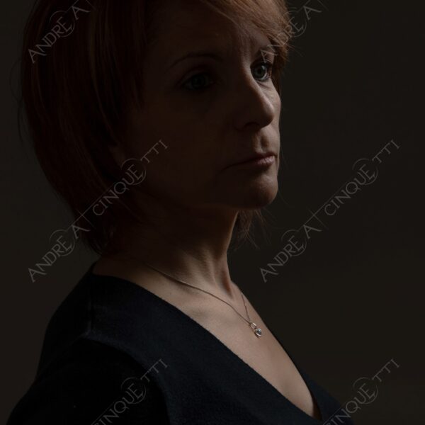 modella model fashion donna woman fotoshooting photoshoot servizio fotografico contrasto contrastato contrast contrasted chiaro scuro light dark ombre shadows ritratto portrait studio photography
