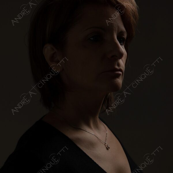 modella model fashion donna woman fotoshooting photoshoot servizio fotografico contrasto contrastato contrast contrasted chiaro scuro light dark ombre shadows ritratto portrait studio photography