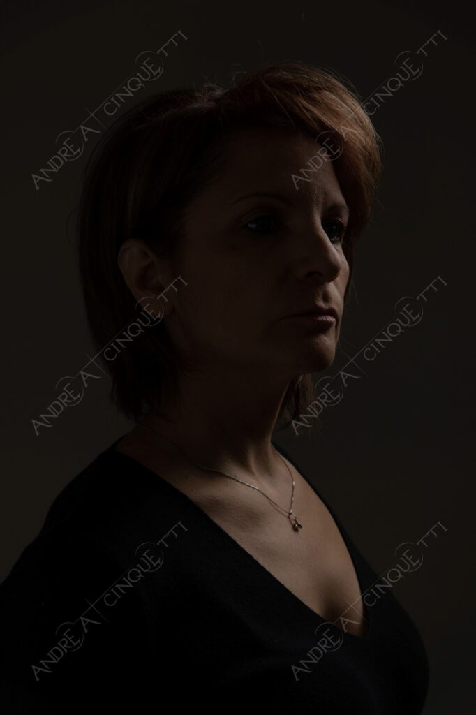 modella model fashion donna woman fotoshooting photoshoot servizio fotografico contrasto contrastato contrast contrasted chiaro scuro light dark ombre shadows ritratto portrait studio photography