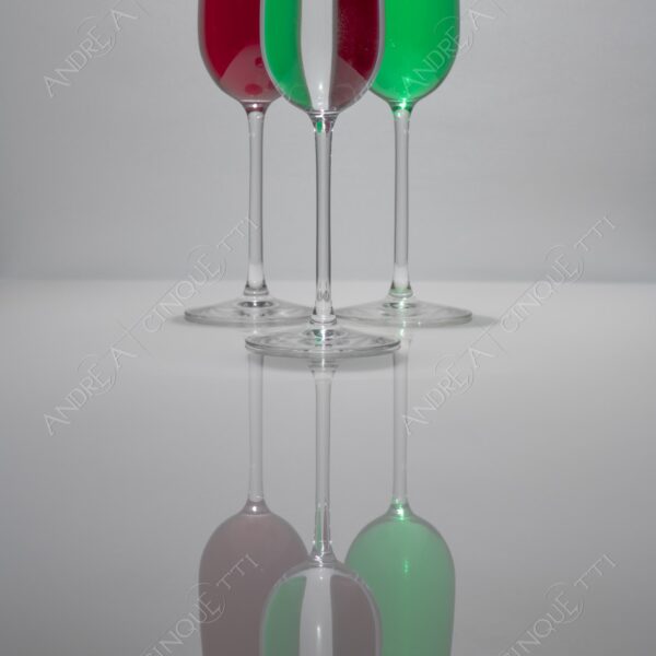 still life studio photography bicchiere glass calice chalice riflessi reflections mirror specchio bandiera flag italiana italian italia italy tricolore