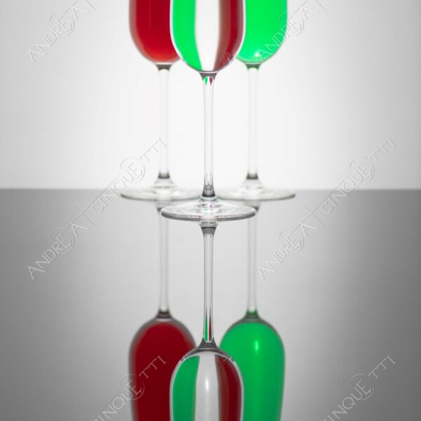 still life studio photography bicchiere glass calice chalice riflessi reflections mirror specchio bandiera flag italiana italian italia italy tricolore