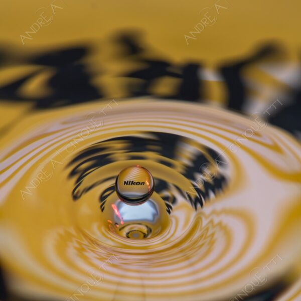 macro photography goccia gocce d'acqua water drop drops droplet droplets high speed sync studio photography riflessi reflections splash colori colours bounce bouncing marchio logo nikon