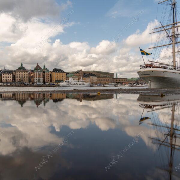 svezia sweden stoccolma stockholm porto harbour nave veliero sailing ship vascello vessel nuvole clouds riflessi reflections pozzanghera puddle