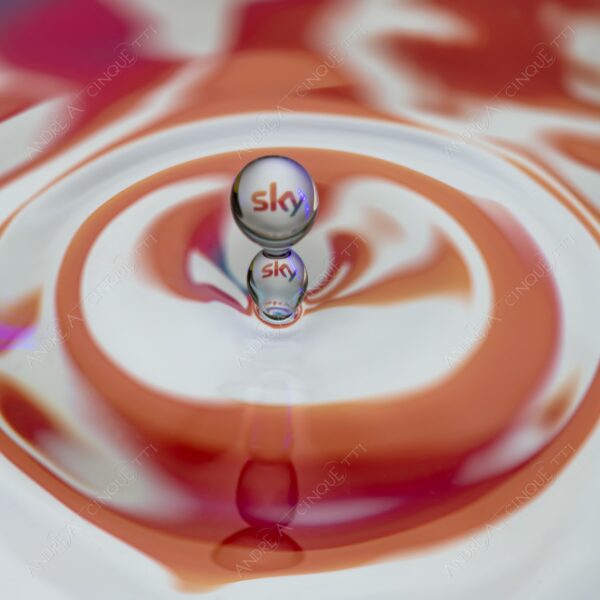 macro photography goccia gocce d'acqua water drop drops droplet droplets high speed sync studio photography riflessi reflections splash colori colours bounce bouncing marchio logo sky