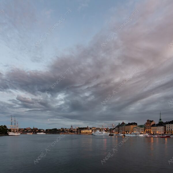 svezia sweden stoccolma stockholm porto harbour nave veliero sailing ship vascello vessel luna moon blue hour notte night lunga esposizione long exposure riflessi reflections tramonto sunset sundown alba sunrise crepuscolo twilight dusk