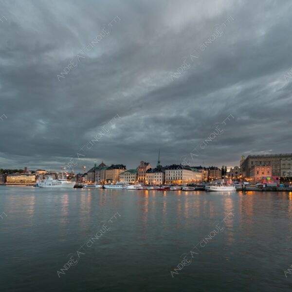 svezia sweden stoccolma stockholm porto harbour nave veliero sailing ship vascello vessel luna moon blue hour notte night lunga esposizione long exposure riflessi reflections