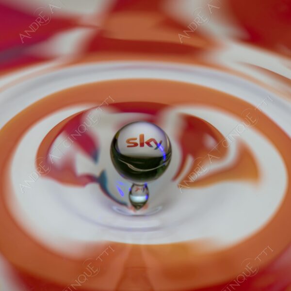 macro photography goccia gocce d'acqua water drop drops droplet droplets high speed sync studio photography riflessi reflections splash colori colours bounce bouncing marchio logo sky