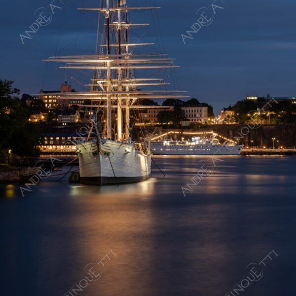svezia sweden stoccolma stockholm porto harbour nave veliero sailing ship vascello vessel blue hour notte night lunga esposizione long exposure riflessi reflections
