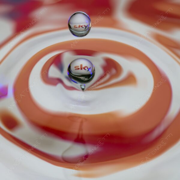 macro photography goccia gocce d'acqua water drop drops droplet droplets high speed sync studio photography riflessi reflections splash colori colours bounce bouncing marchio logo sky