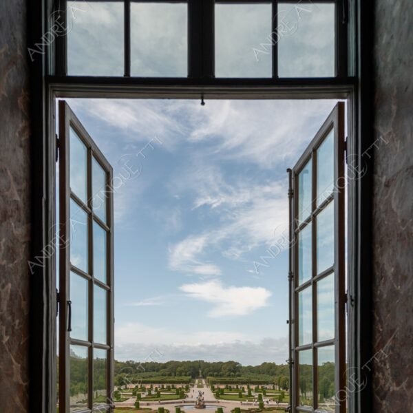 svezia sweden stoccolma stockholm palazzo reale royal palace tenuta estate giardens gardens parco park finestra window controluce backlit backlight profilo silhouette