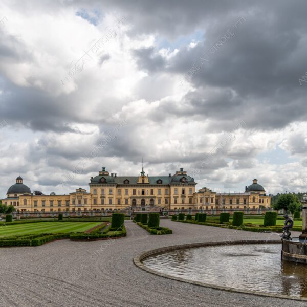 svezia sweden stoccolma stockholm palazzo reale royal palace tenuta estate giardens gardens parco park fontana fountain statua statue