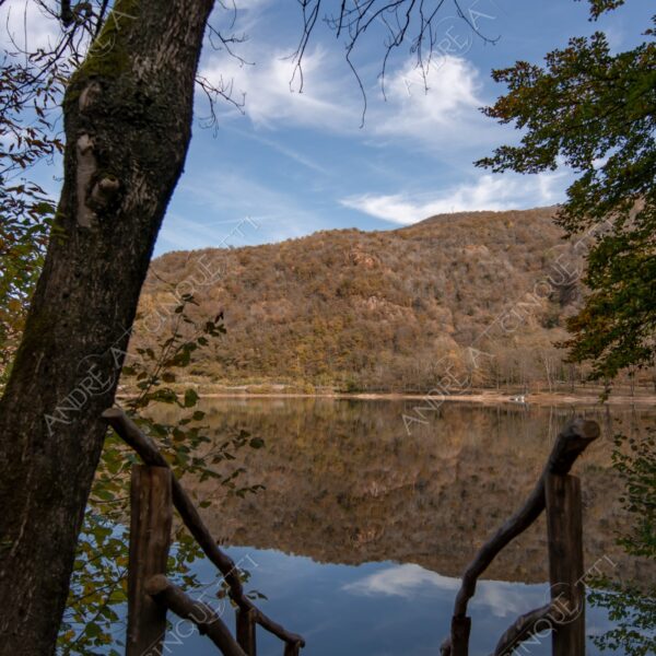 valganna lago di ghirla lake loch pond nuvole clouds montagne mountain calma calm riflessi reflections specchio mirror