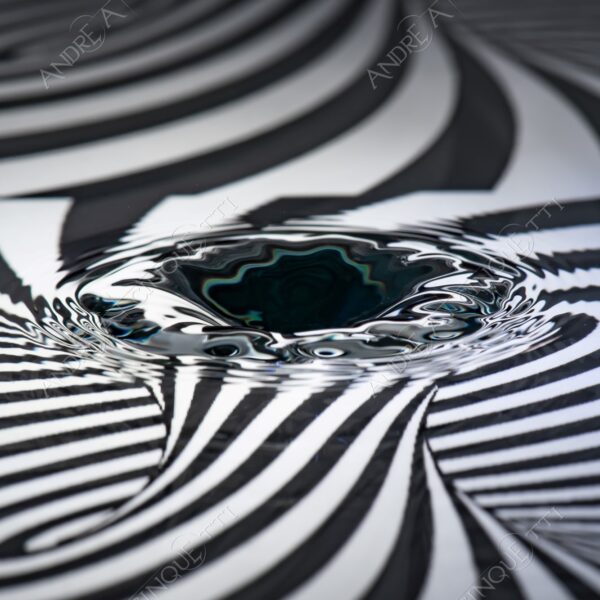 macro photography goccia gocce d'acqua water drop drops high speed sync riflessi reflections splash colori colours bounce bouncing pattern strisce stripes vortice buco nero whormhole