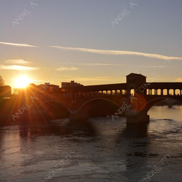 pavia ponte bridge ponte coperto ponte vecchio riflessi reflections specchio mirror tramonto sunset sundown blue hour alba sunrise crepuscolo dusk twilight nuvole clouds