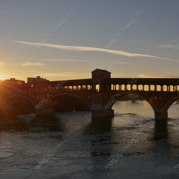 pavia ponte bridge ponte coperto ponte vecchio riflessi reflections specchio mirror tramonto sunset sundown blue hour alba sunrise crepuscolo dusk twilight nuvole clouds