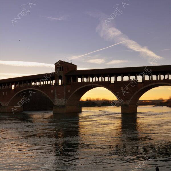 pavia ponte bridge ponte coperto ponte vecchio riflessi reflections specchio mirror tramonto sunset sundown blue hour alba sunrise crepuscolo dusk twilight nuvole clouds
