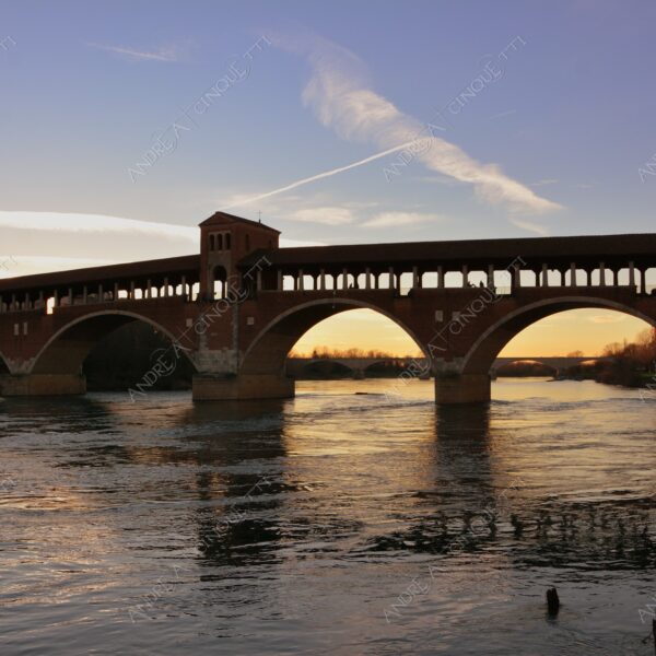 pavia ponte bridge ponte coperto ponte vecchio riflessi reflections specchio mirror tramonto sunset sundown blue hour alba sunrise crepuscolo dusk twilight nuvole clouds
