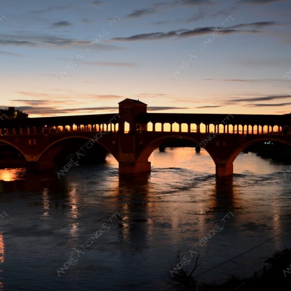 pavia ponte bridge ponte coperto ponte vecchio riflessi reflections specchio mirror tramonto sunset sundown blue hour alba sunrise crepuscolo dusk twilight nuvole clouds