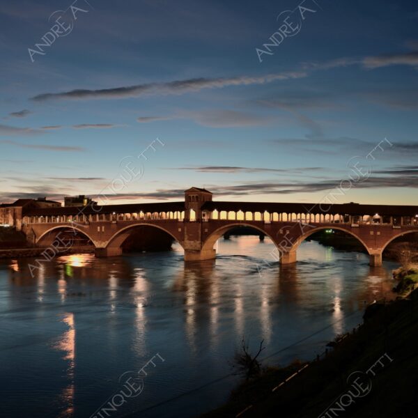 pavia ponte bridge ponte coperto ponte vecchio riflessi reflections specchio mirror tramonto sunset sundown blue hour alba sunrise crepuscolo dusk twilight nuvole clouds