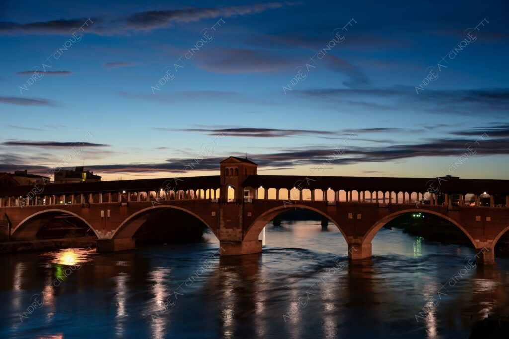 pavia ponte bridge ponte coperto ponte vecchio riflessi reflections specchio mirror tramonto sunset sundown blue hour alba sunrise crepuscolo dusk twilight nuvole clouds