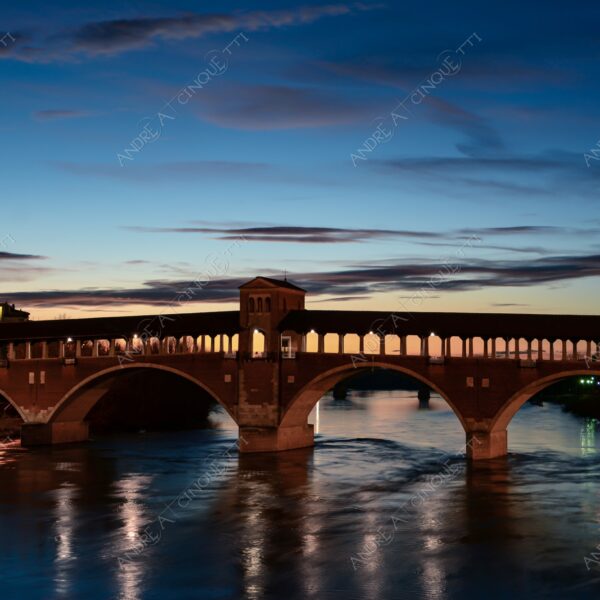 pavia ponte bridge ponte coperto ponte vecchio riflessi reflections specchio mirror tramonto sunset sundown blue hour alba sunrise crepuscolo dusk twilight nuvole clouds