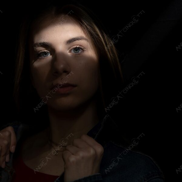 modella model fashion donna woman fotoshooting photoshoot servizio fotografico contrasto contrastato contrast contrasted chiaro scuro light dark ombre shadows ritratto portrait studio photography ragazza teen