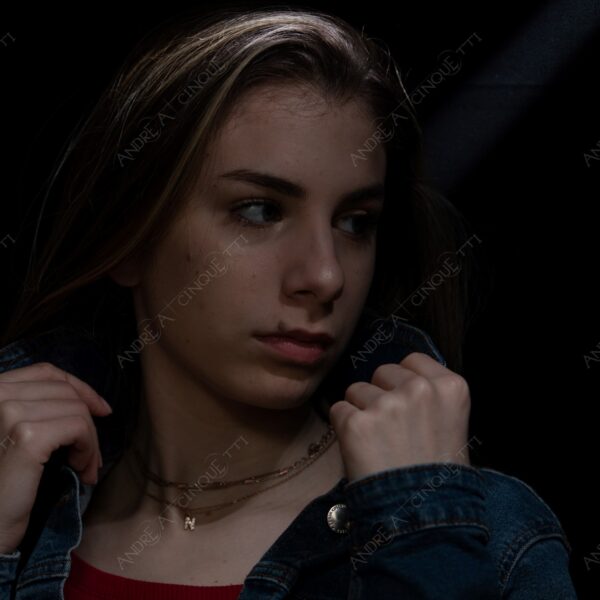 modella model fashion donna woman fotoshooting photoshoot servizio fotografico contrasto contrastato contrast contrasted chiaro scuro light dark ombre shadows ritratto portrait studio photography ragazza teen