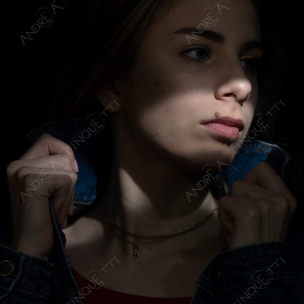 modella model fashion donna woman fotoshooting photoshoot servizio fotografico contrasto contrastato contrast contrasted chiaro scuro light dark ombre shadows ritratto portrait studio photography ragazza teen
