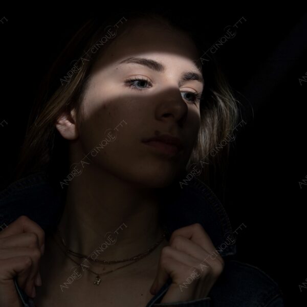 modella model fashion donna woman fotoshooting photoshoot servizio fotografico contrasto contrastato contrast contrasted chiaro scuro light dark ombre shadows ritratto portrait studio photography ragazza teen