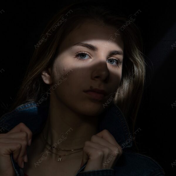 modella model fashion donna woman fotoshooting photoshoot servizio fotografico contrasto contrastato contrast contrasted chiaro scuro light dark ombre shadows ritratto portrait studio photography ragazza teen