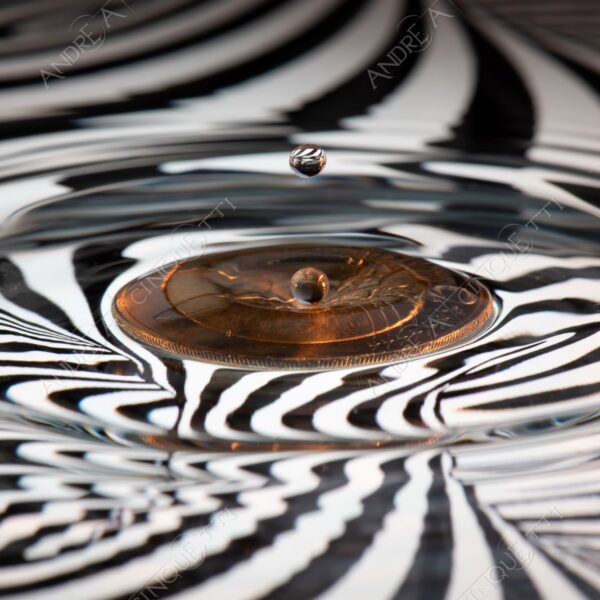 macro photography goccia gocce d'acqua water drop drops high speed sync riflessi reflections splash colori colours bounce bouncing pattern strisce stripes vortice