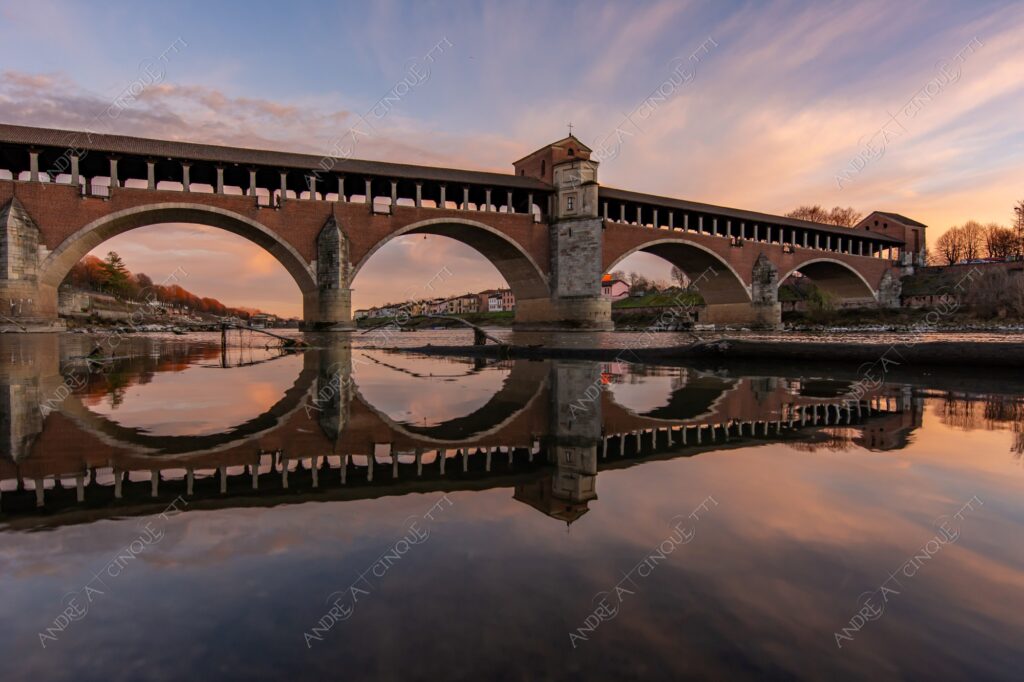 pavia ponte bridge ponte coperto ponte vecchio riflessi reflections specchio mirror tramonto sunset sundown blue hour alba sunrise crepuscolo dusk twilight nuvole clouds