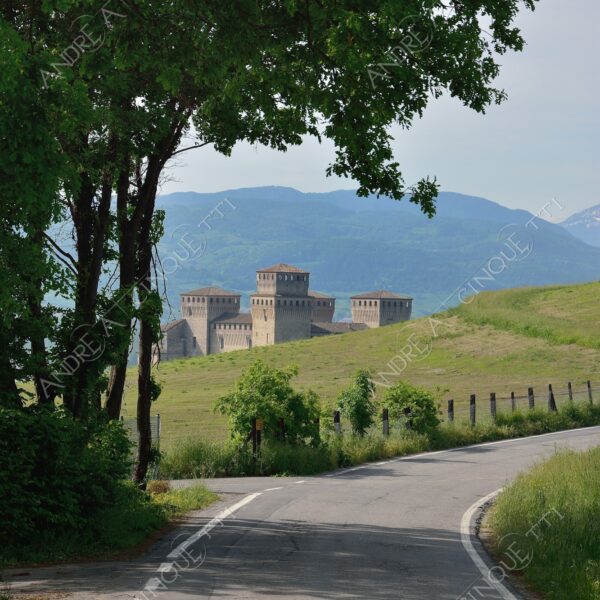 castelli del ducato di parma e piacenza castello castle torre tower antico ancient borgo borough village