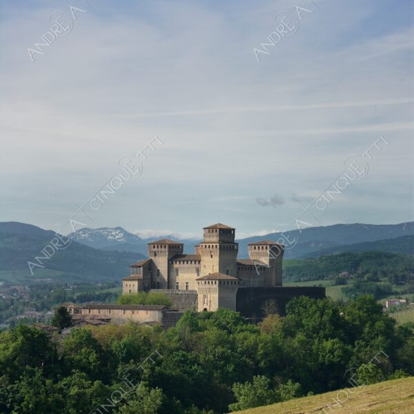 castelli del ducato di parma e piacenza castello castle torre tower antico ancient borgo borough village