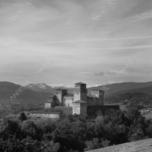 castelli del ducato di parma e piacenza castello castle torre tower antico ancient borgo borough village
