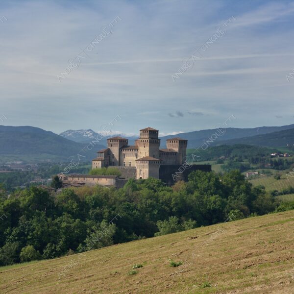 castelli del ducato di parma e piacenza castello castle torre tower antico ancient borgo borough village