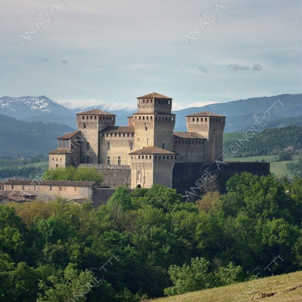 castelli del ducato di parma e piacenza castello castle torre tower antico ancient borgo borough village